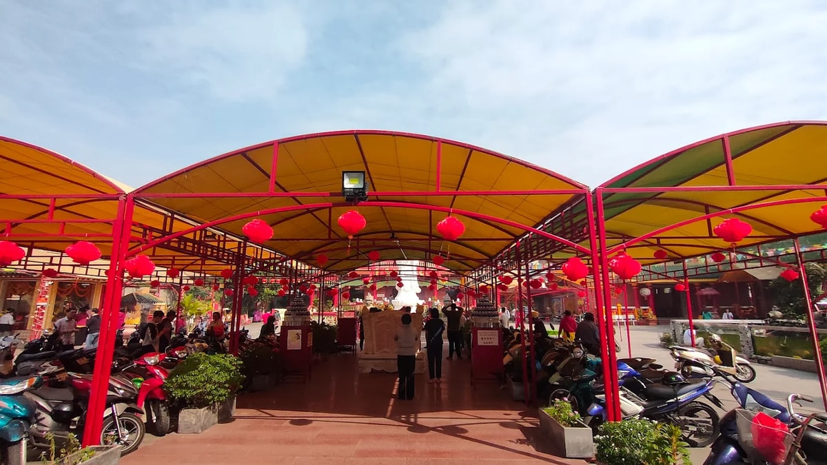 Bãi giữ xe có mái che trong chùa